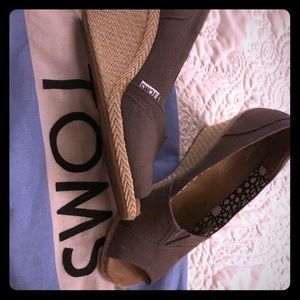 Grey wedge TOMS